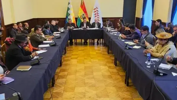 La primera reunión de la Comisión de Diálogo impulsada por la Vicepresidencia.