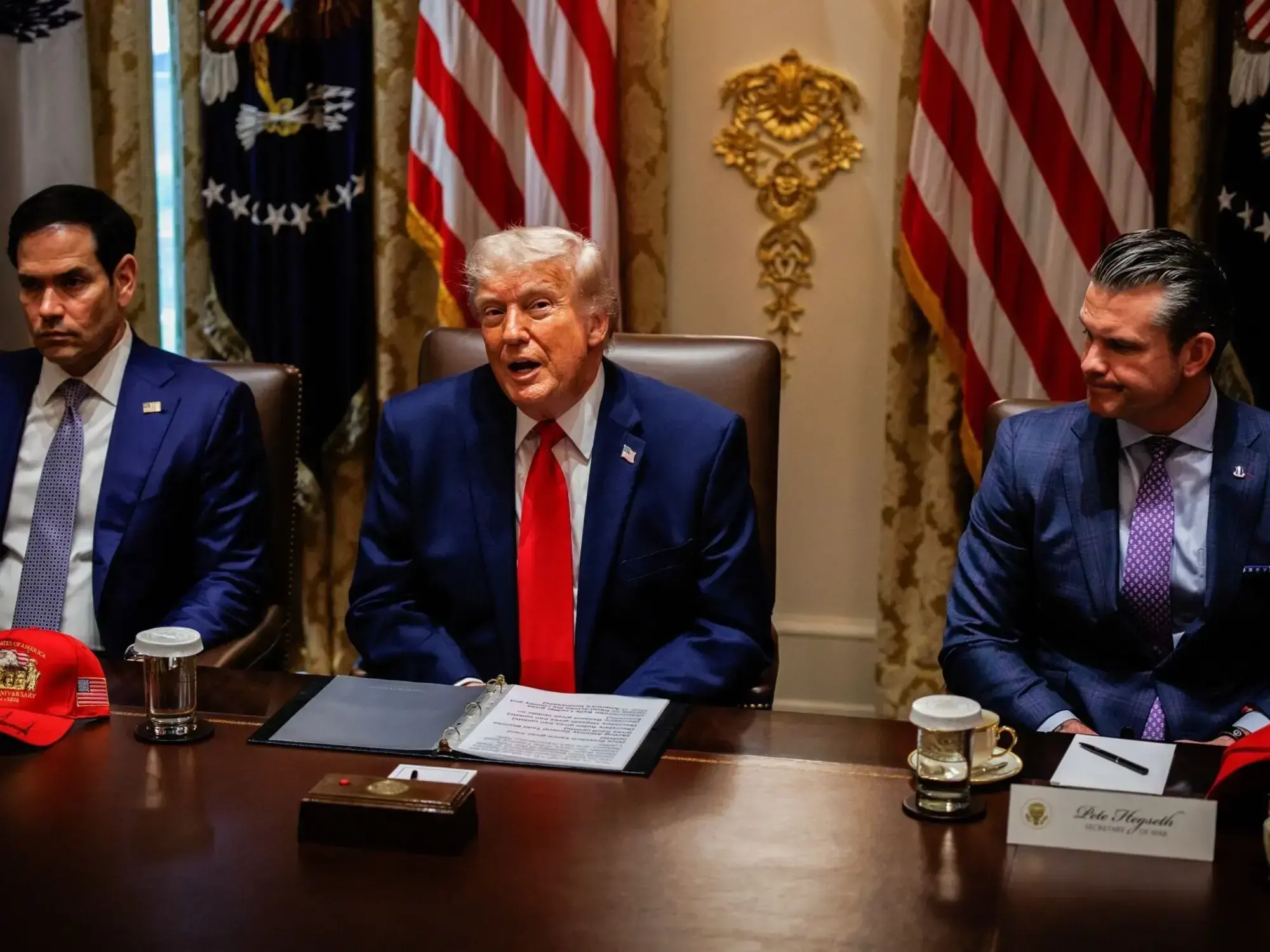 Marco Rubio, Donald Trump y Pete Hegseth durante una reunión de gabinete en la Casa Blanca.
