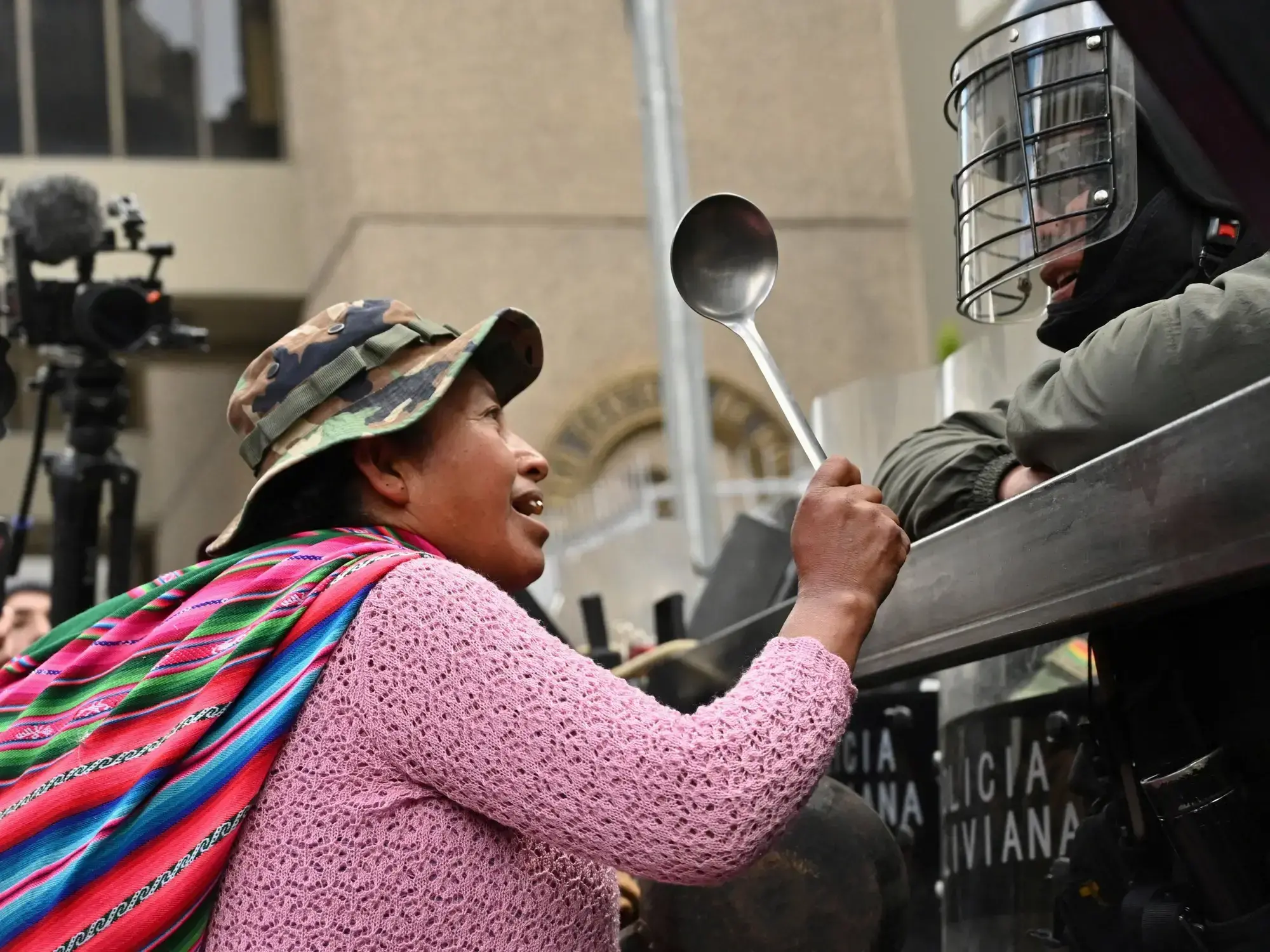 Mujeres aymaras participan en una protesta con motivo del Día de la Madre en Bolivia, exigiendo la renuncia del presidente bo