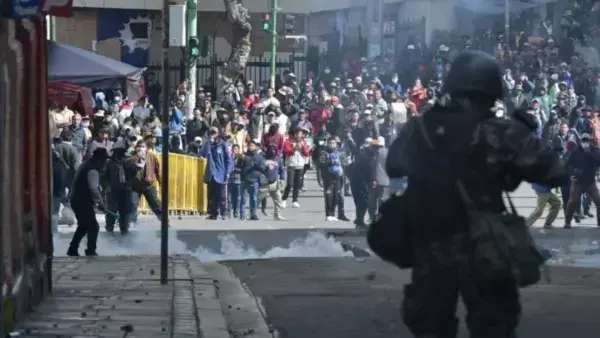 Protestas de sectores radicales que piden la renuncia del presidente Rodrigo Paz.