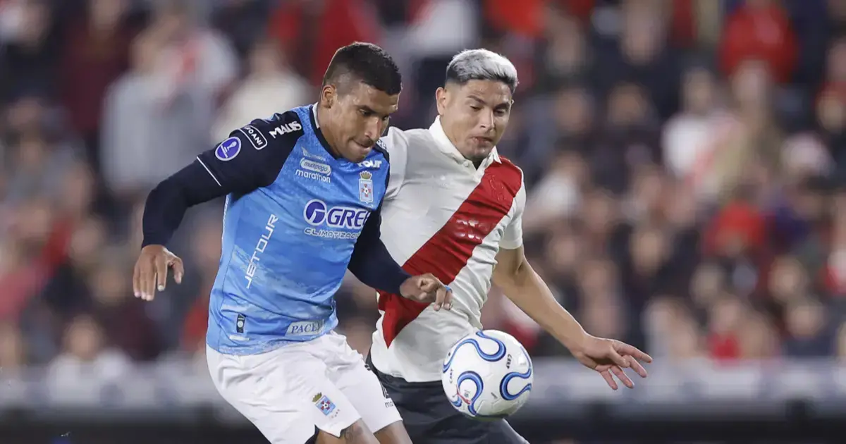 Maximiliano Salas de River disputa el balón con Julio Vila de Blooming.