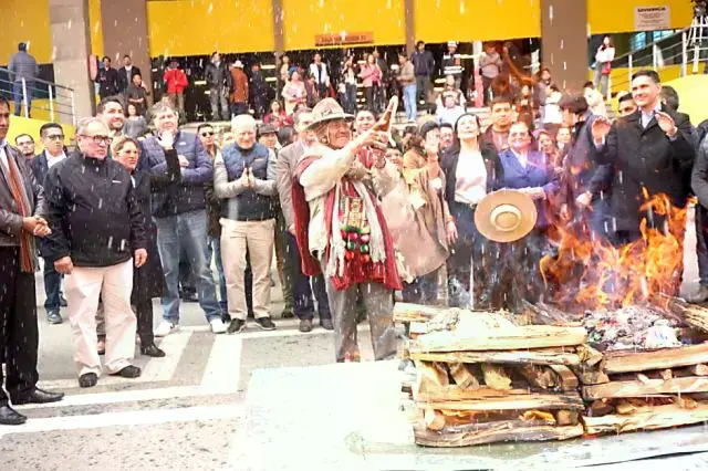 Al término de la reunión, los ministros participaron de una ofrenda a la Pachamama.