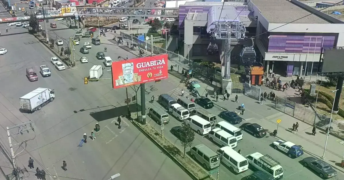 Minibuses circularon por tramos en medio del paro indefinido que comenzó ayer.