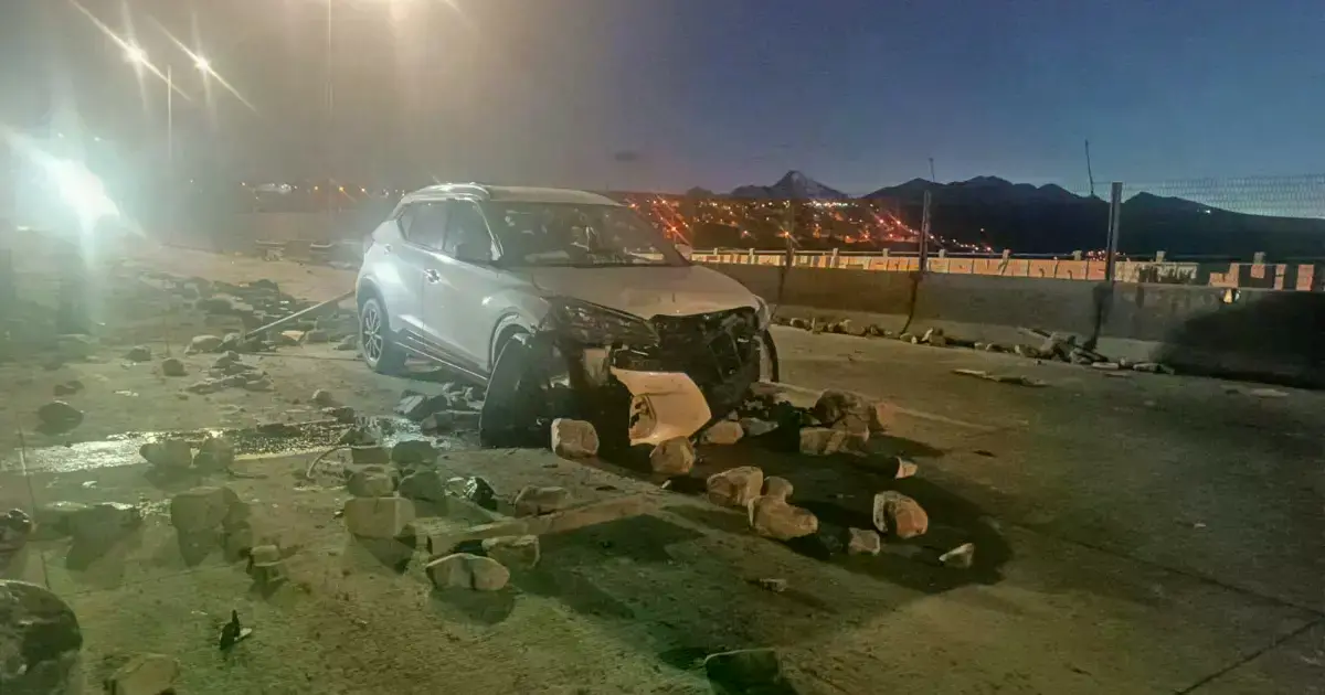 Vehículo quedó con serios daños materiales tras chocar con escombros dejados por los bloqueos en la autopista La Paz - El Alt