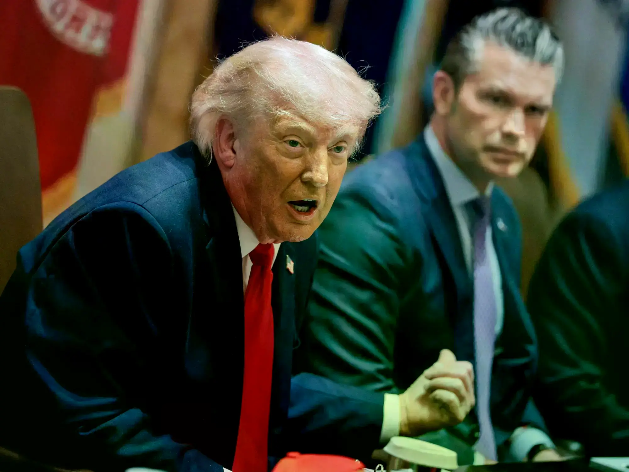 Donald Trump habla junto al jefe del Pentágono, Pete Hegseth. Foto: Reuters