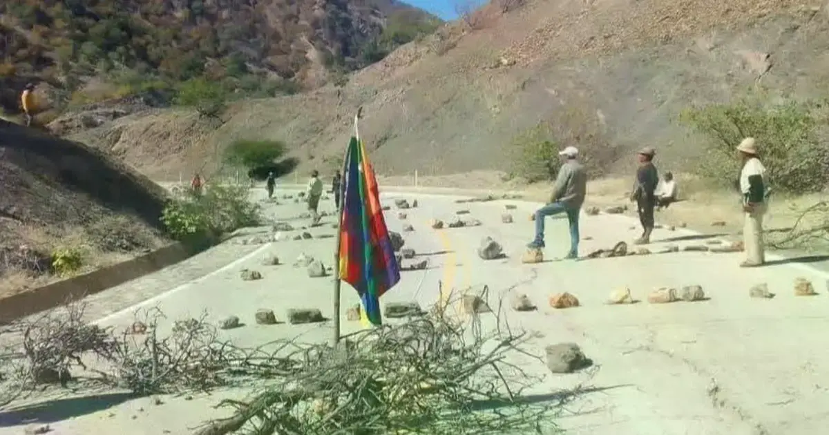 Uno de los bloqueos instalados en la ruta a Sucre.