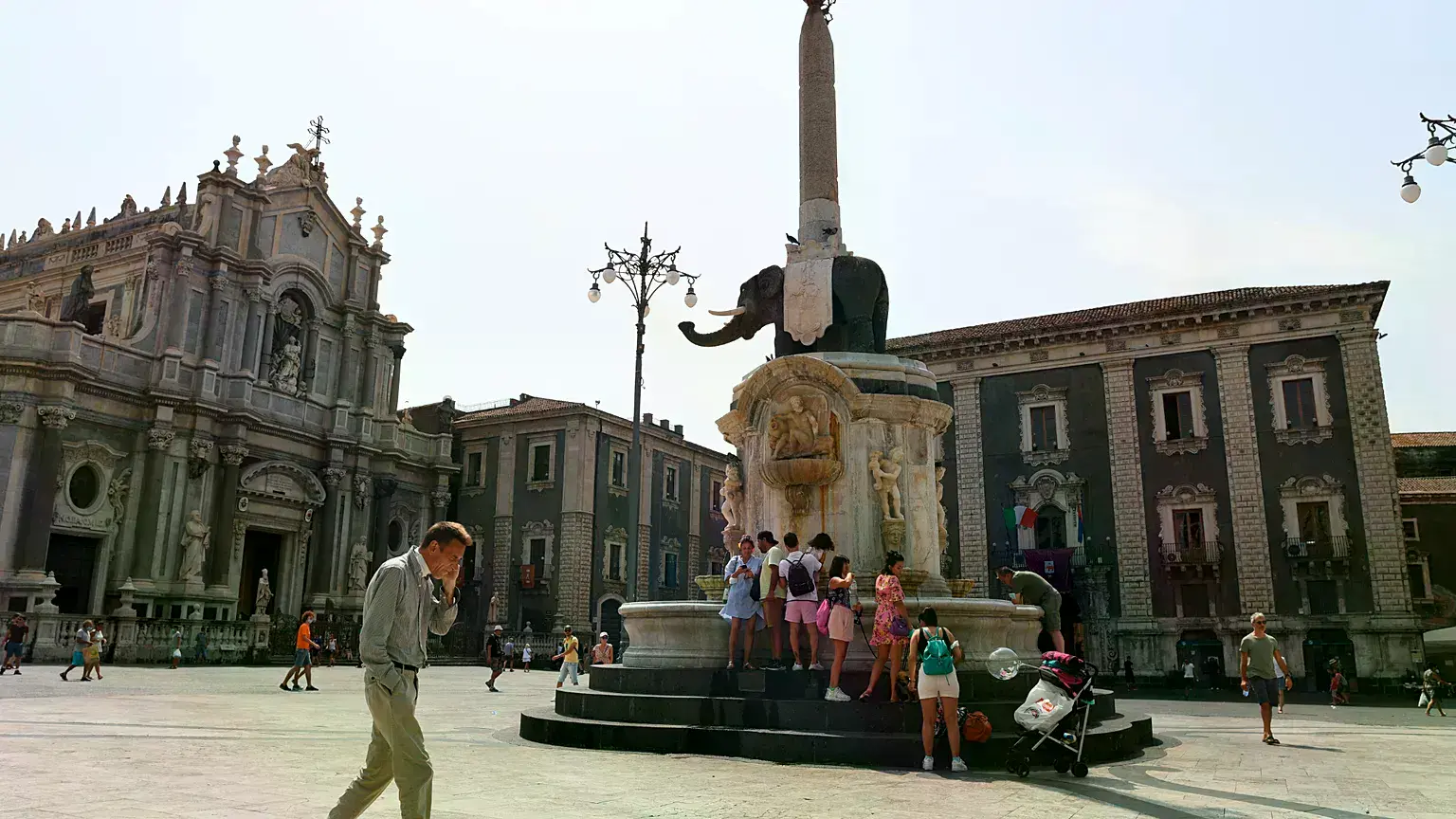 Vista de la Piazza Duomo en Catania, Sicilia, en el sur de Italia.