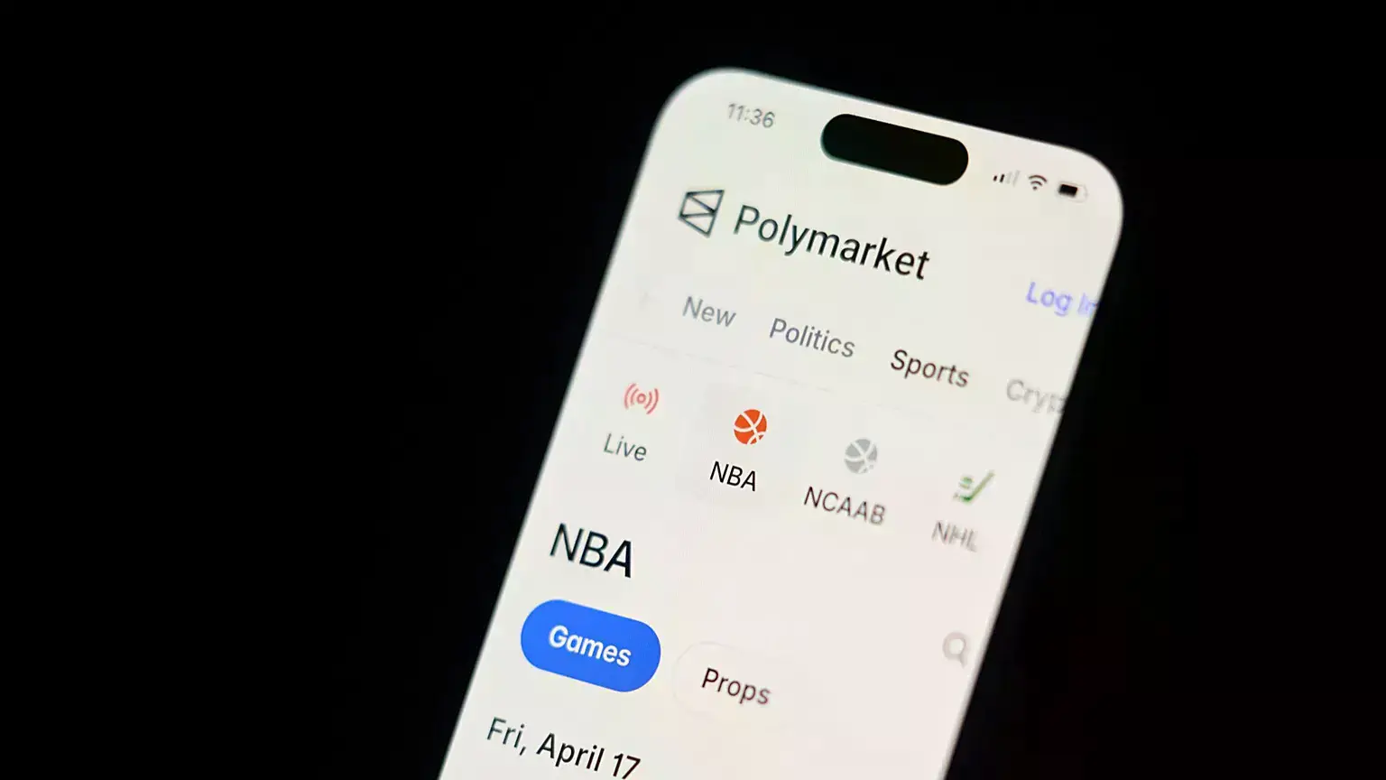 Un teléfono muestra operaciones deportivas en Polymarket el jueves 16 de abril de 2026 en Portland, Oregón.