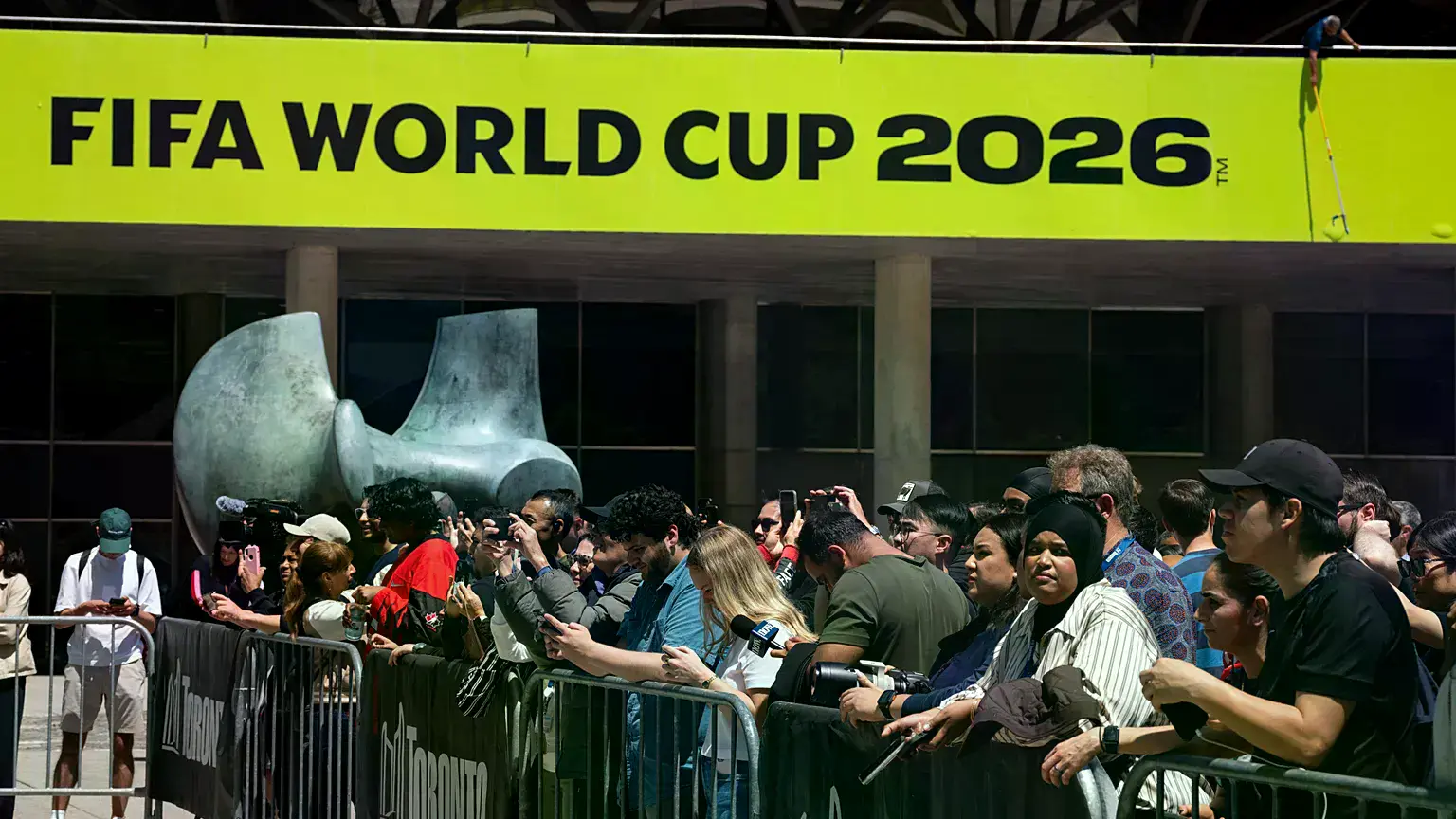 Aficionados se reúnen en Nathan Phillips Square de Toronto para un acto de la gira del trofeo de la Copa Mundial de la FIFA,