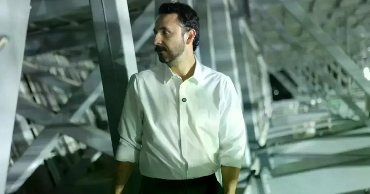 JP Velasco se puso manos a la obra y anoche tuvo que subir donde están las instalaciones eléctricas.