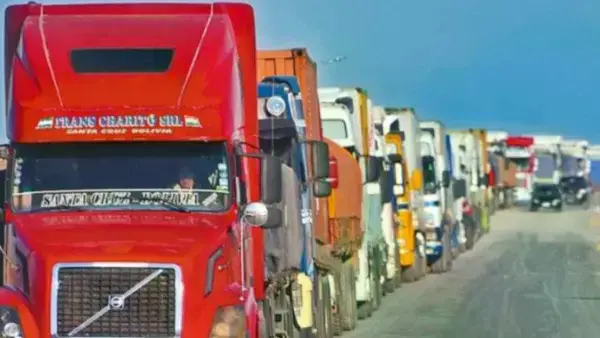 Camiones varados sobre las carreteras de Bolivia debido al bloqueo.