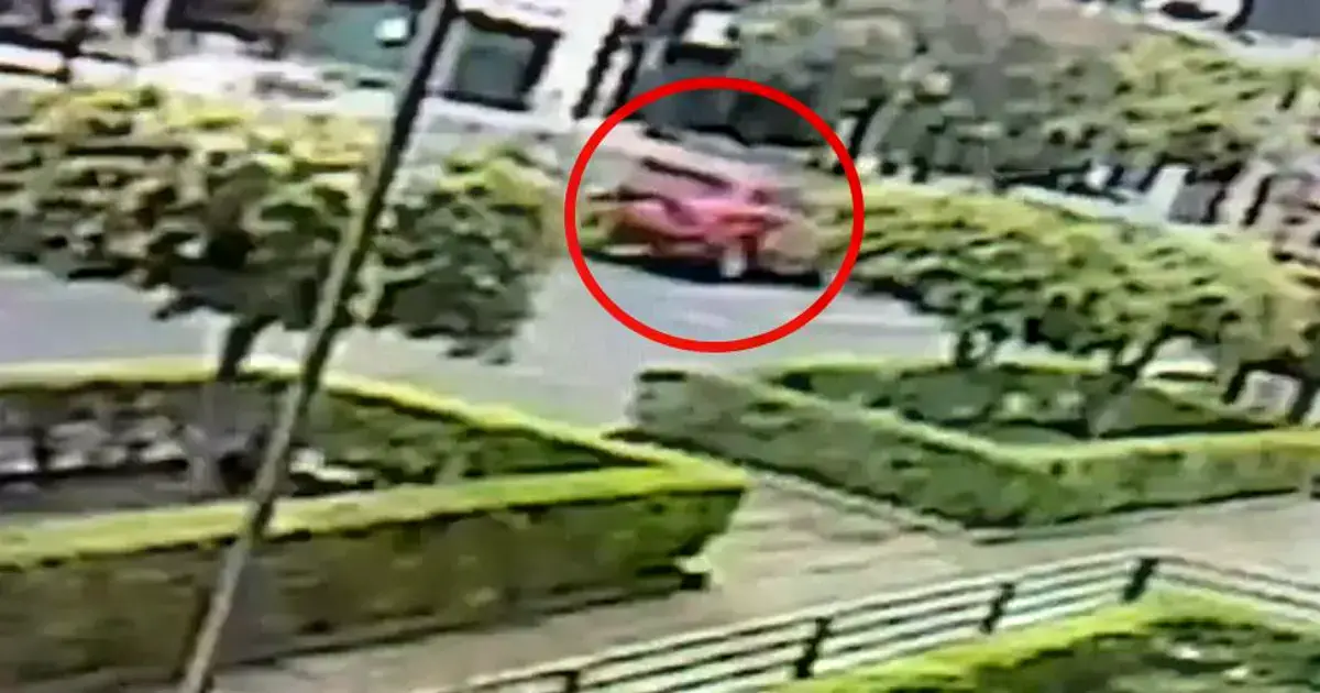 Momento en el que el vehículo se detiene para realizar el giro indebido