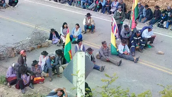 El 96% de los encuestados considera delito el bloqueo de caminos en Bolivia