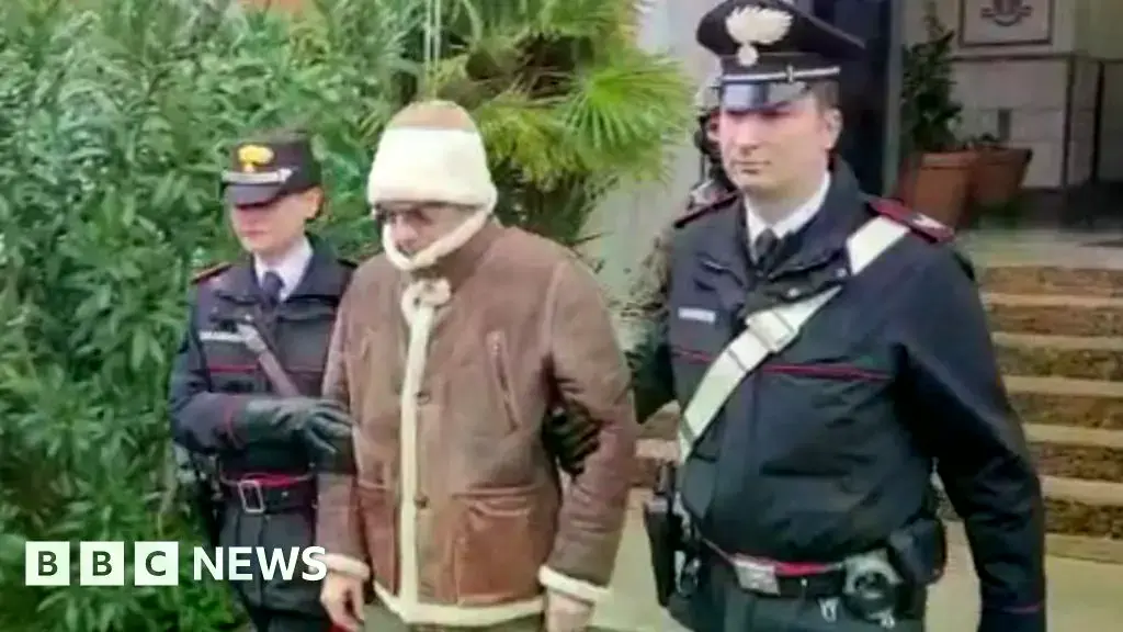 La policía financiera italiana incautó villas, coches deportivos y efectivo en una operación contra la red de la mafia.