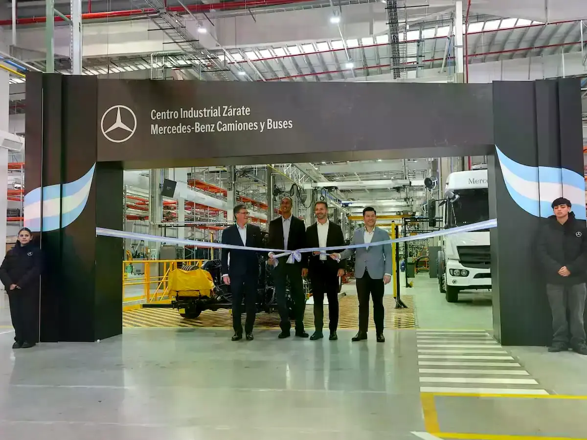 Mercedes-Benz abre una planta de camiones de 110 millones de dólares en Argentina.