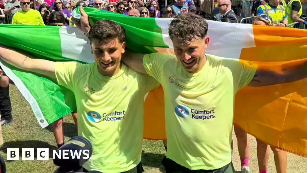 Cian Adams (izquierda) y su hermano Jordan en la línea de meta tras correr 33 maratones en 33 días