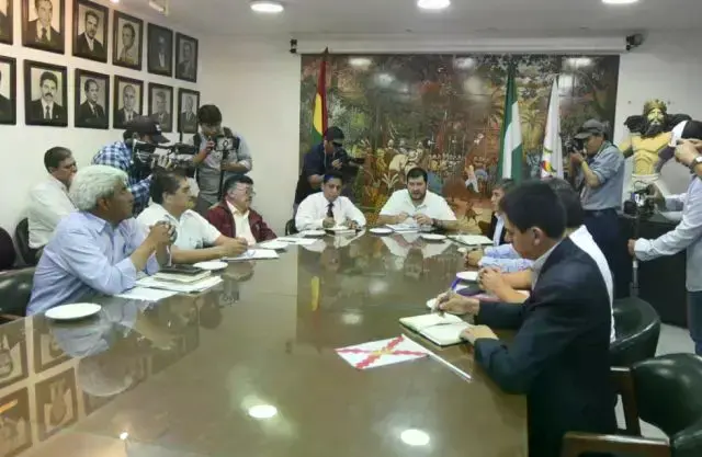 La reunión se desarrolla en el Comité pro Santa Cruz.