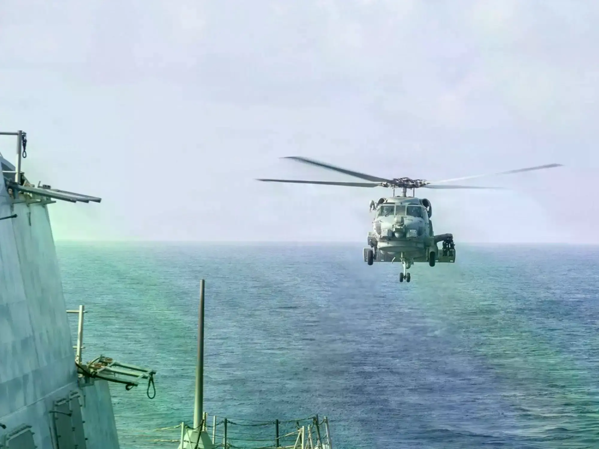 Un helicóptero MH-60R Sea Hawk se acerca al USS Delbert D. Black después de patrullar el mar Arábigo.
