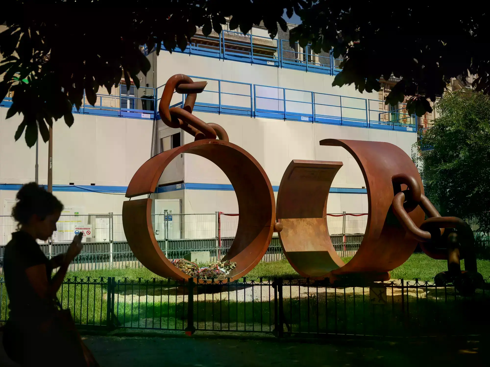 La escultura llamada 'Cadenas' del artista Driss Sans-Arcidet, en París.