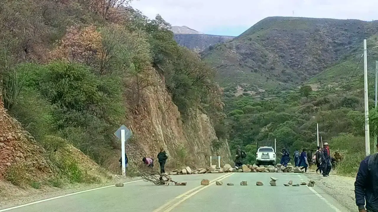 Una zona con bloqueo en carretera.