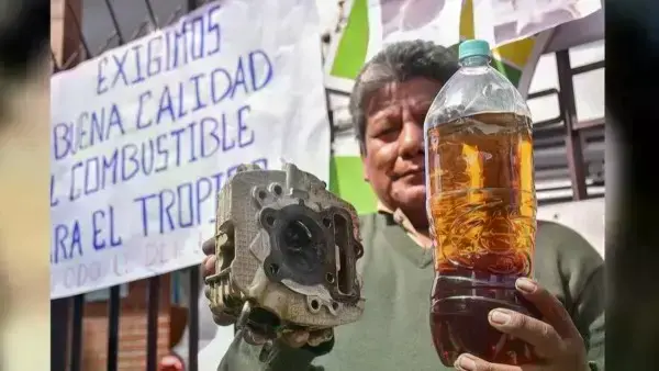 En una protesta en febrero, los transportistas mostraron el combustible contaminado.
