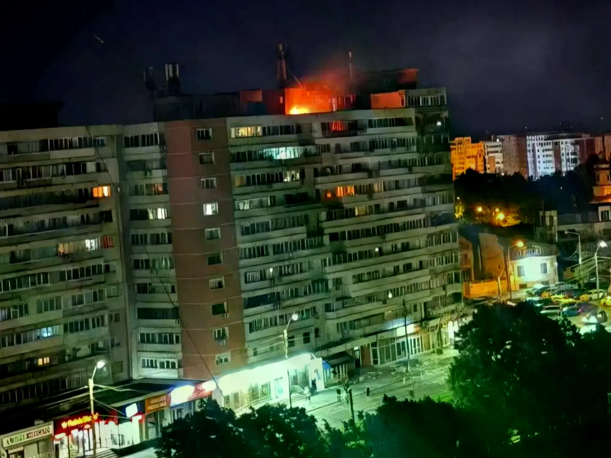 Incendio en la azotea de un edificio provocado por el impacto de un dron en Galati, al este de Rumania.