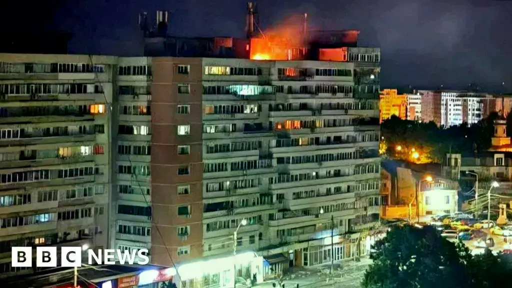 Unos 70 residentes fueron evacuados mientras los bomberos extinguían el incendio.