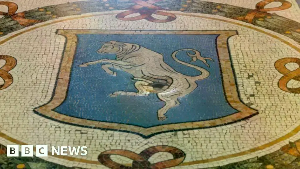 El mosaico del toro en la Galería Víctor Manuel II de Milán muestra signos de desgaste en la zona de los testículos.