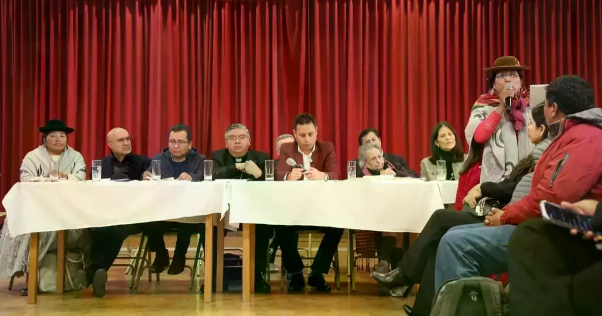 Autoridades y mediadores en la mesa de diálogo en La Paz. A este escenario no llegaron los dirigentes que están en los bloque