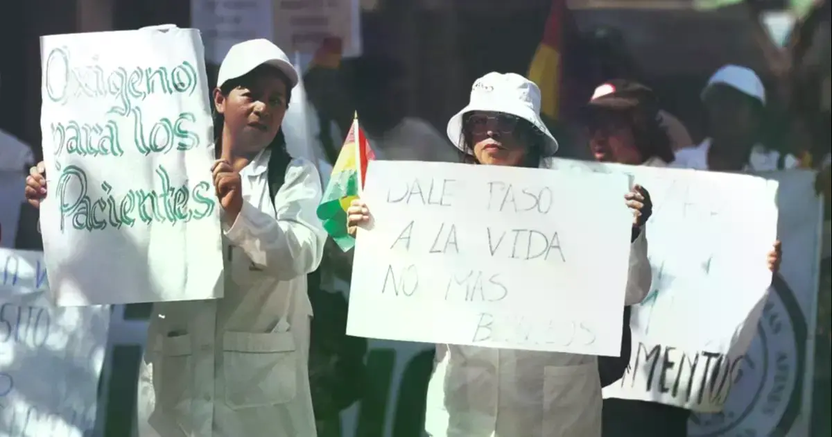 Personal médico recorrió las calles paceñas pidiendo corredor humanitario para paliar la emergencia.