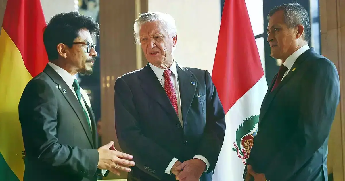Aramayo con su colega de Perú, Carlos Pareja y el ministro peruano.
