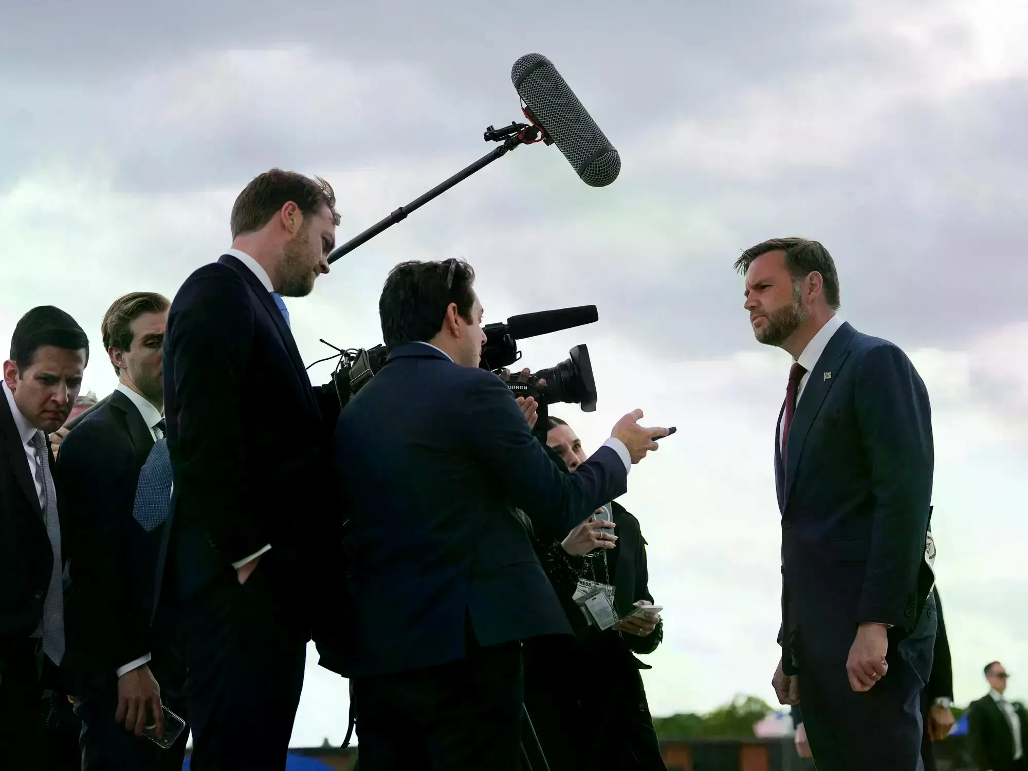 El vicepresidente de EE.UU., JD Vance habla con la prensa en la base Andrews.