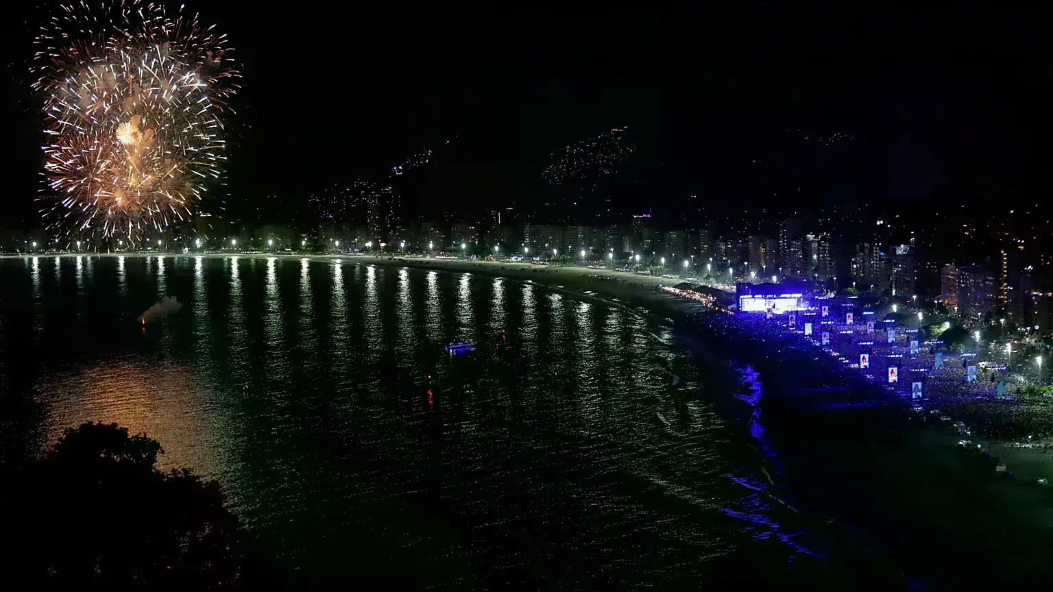 Fuegos artificiales iluminan Copacabana mientras miles de fans llenan la playa para el concierto gratuito de Shakira en Río d