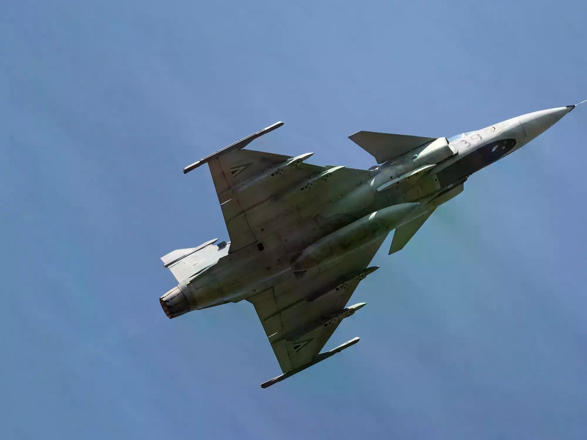 Un avión Gripen sueco vuela sobre una base en Alemania.