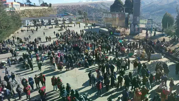 Bloqueo en el peaje de la autopista La Paz-El Alto