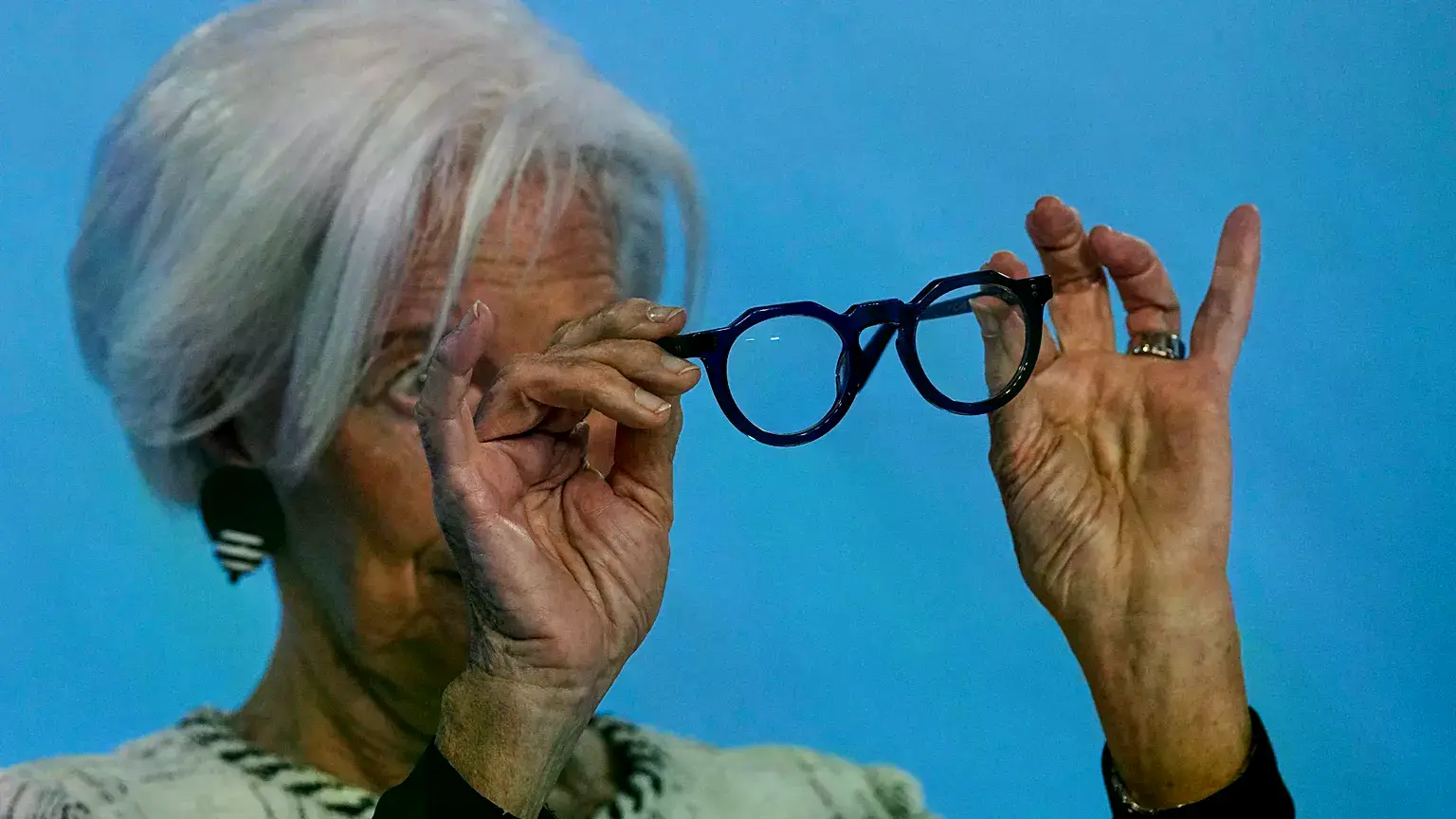La presidenta del BCE Christine Lagarde se ajusta las gafas durante una rueda de prensa tras una reunión del Consejo de Gobie