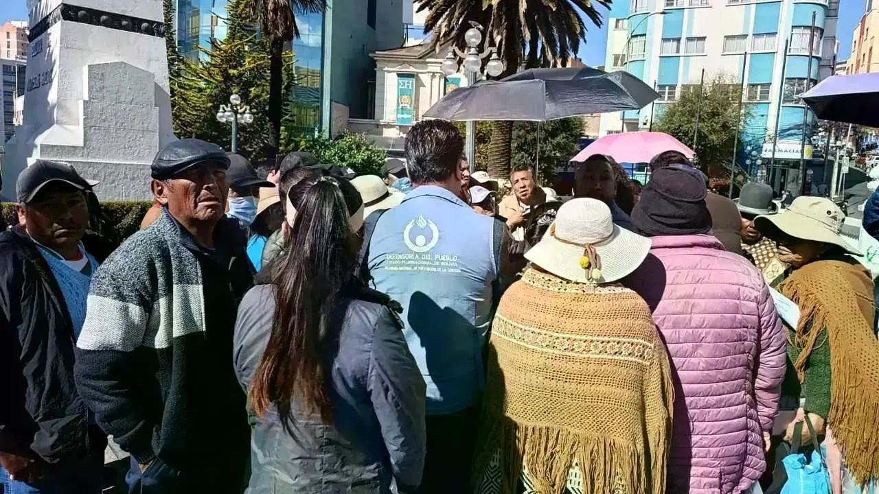 Personal de la Defensoría en contacto con un grupo de personas, en La Paz.