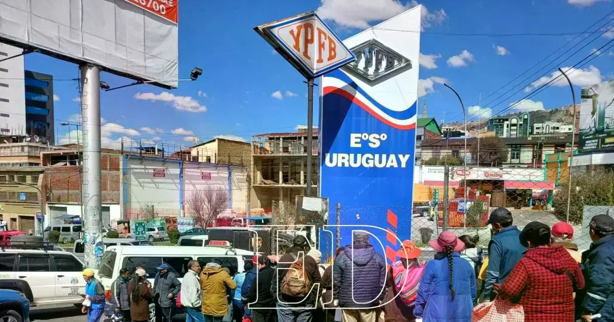 Extensas columnas de motorizados y filas de personas con bidones para comprar gasolina en La Paz.