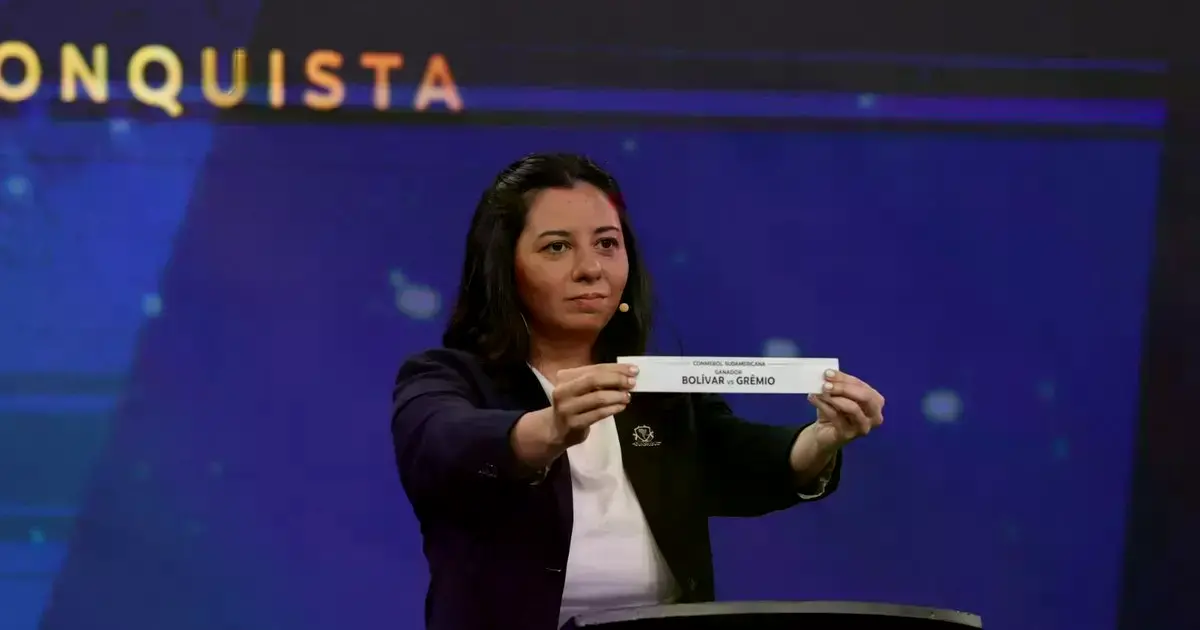 Luciana Antunes, de la Conmebol, muestra la papeleta del cruce entre Bolívar y Gremio.