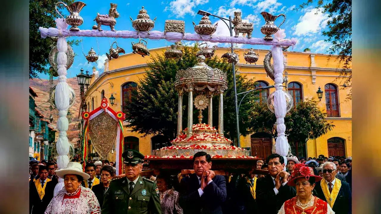 Imagen referencial de una procesión en Potosí.
