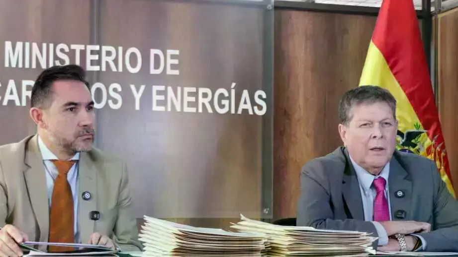 El director de la ANH, Freddy Zenteno, (izq.) y el ministro de Hidrocarburos, Marcelo Blanco (der.).