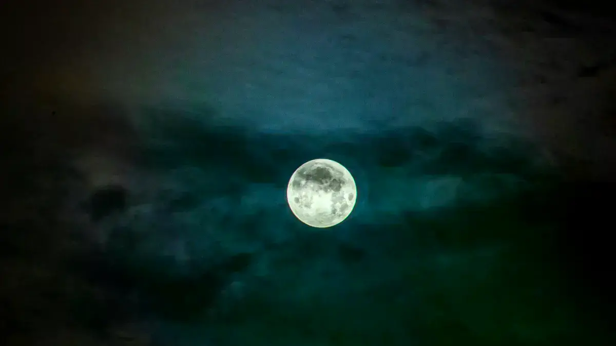 Foto de archivo de una superluna azul sobre la ciudad holandesa de Nimega en 2023.