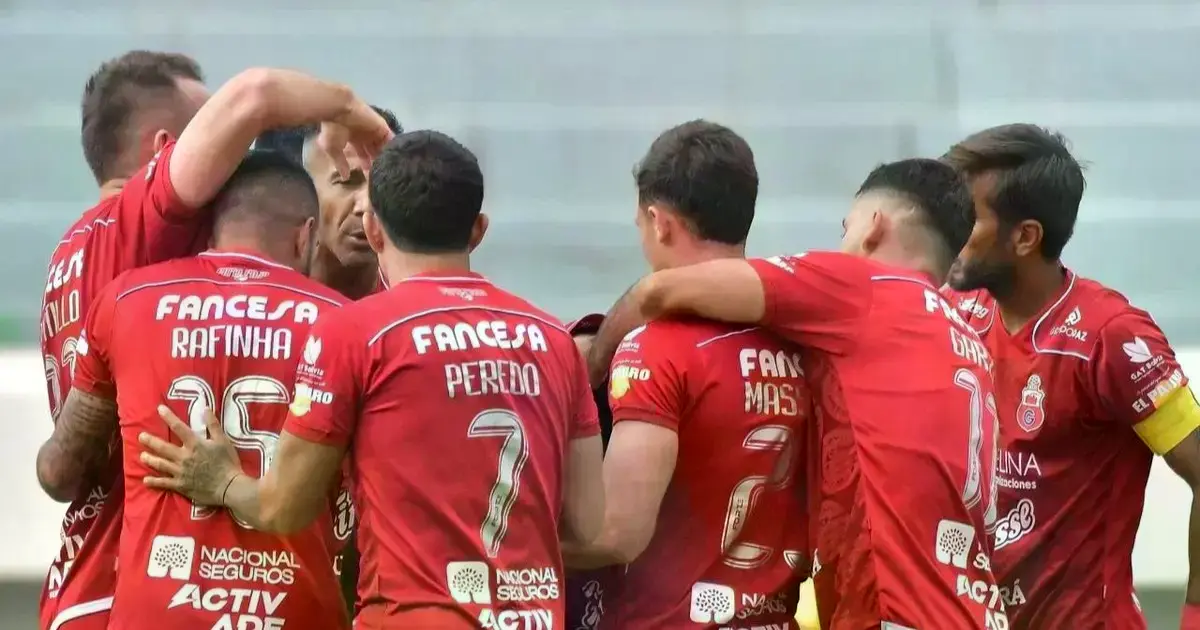 La celebración de los jugadores de Guabirá por el segundo gol en Cochabamba.