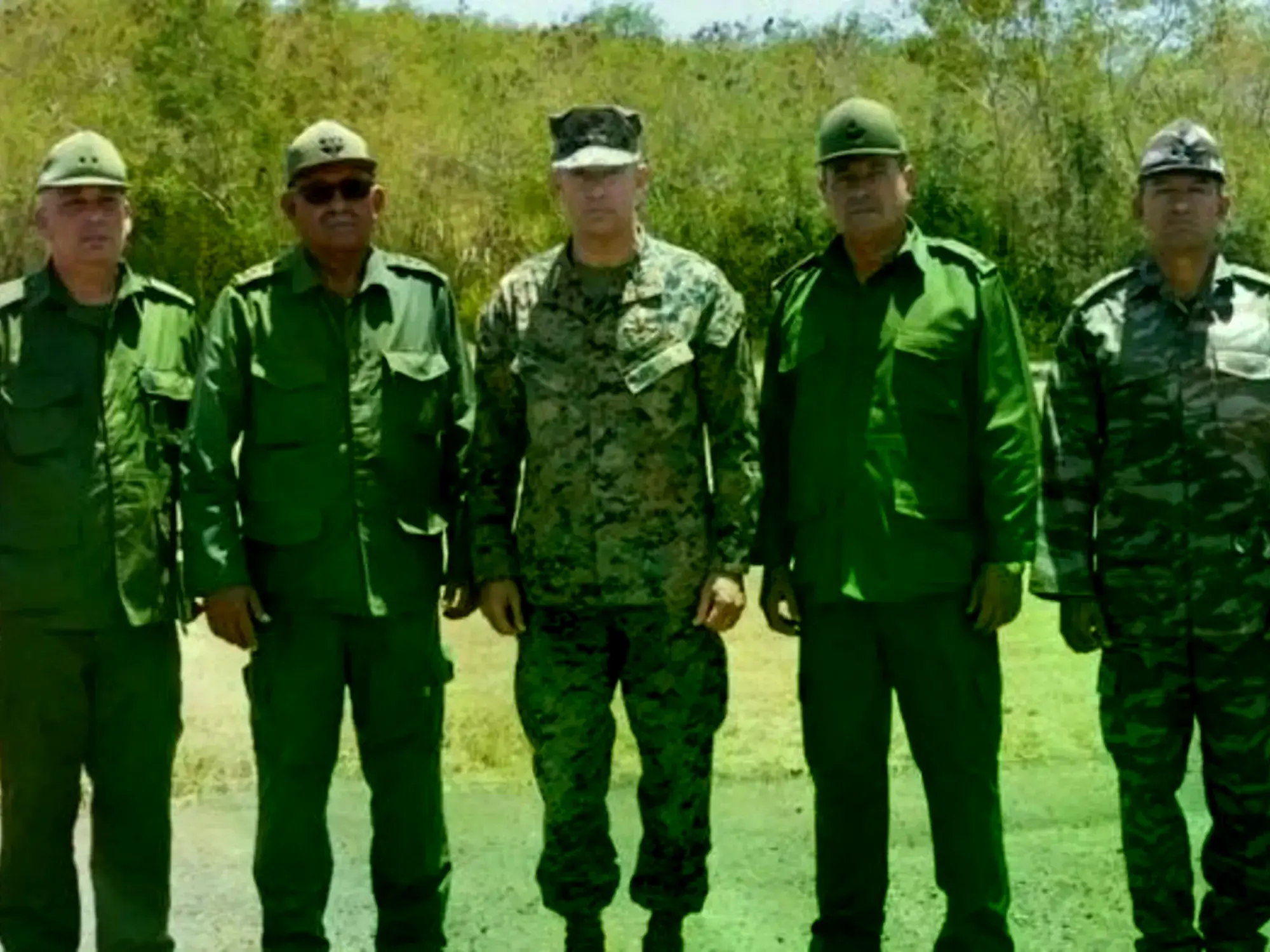El general Francis L. Donovan, jefe del Comando Sur de EE.UU., con el jefe del Estado Mayor General de Cuba, general Roberto