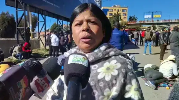 Presidenta de las Seis Federaciones del Trópico, Wilma Colque, en el bloqueo del peaje de la autopista.