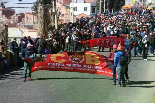 Integrantes de la Central Obrera Boliviana se manifiestan para exigir la renuncia del presidente Rodrigo Paz.