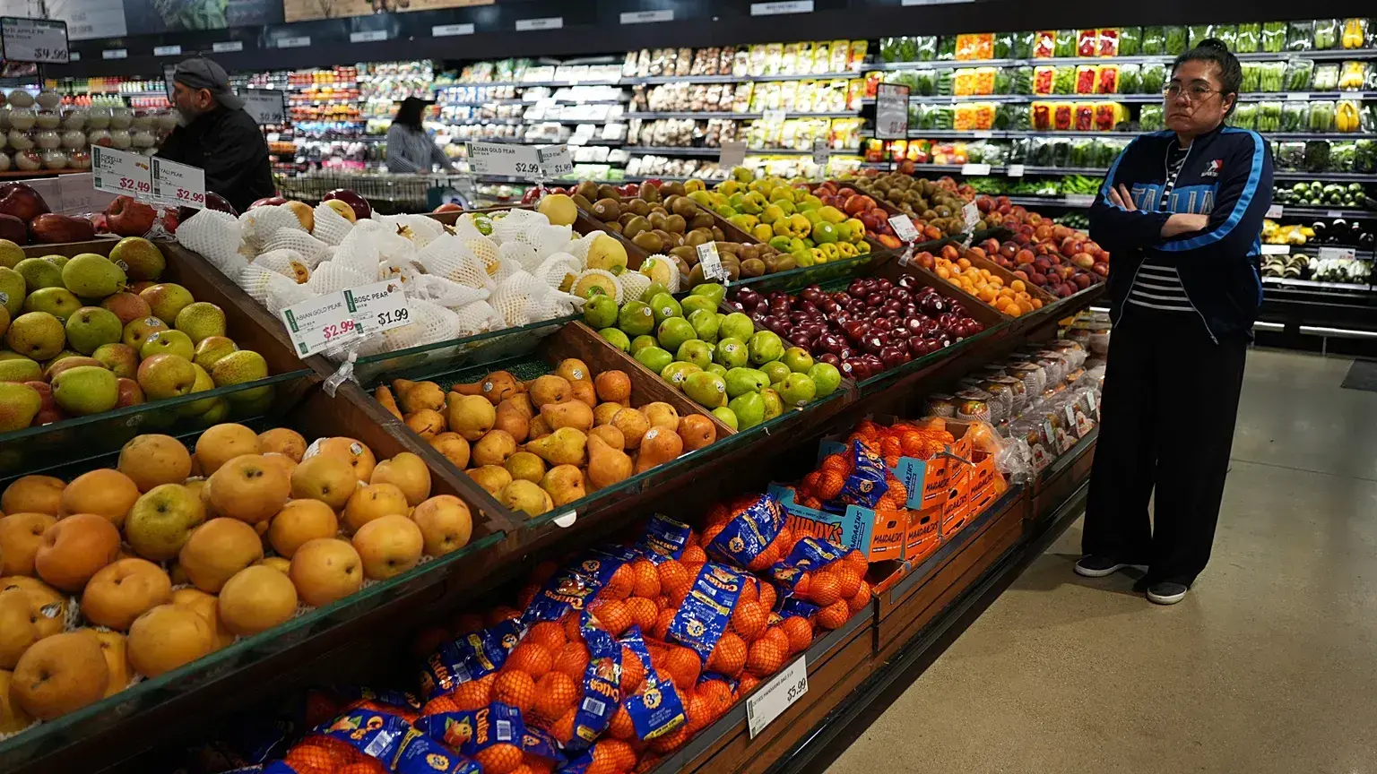 Clientes realizan compras en un supermercado en Schaumburg, Illinois, el jueves 14 de mayo de 2026.