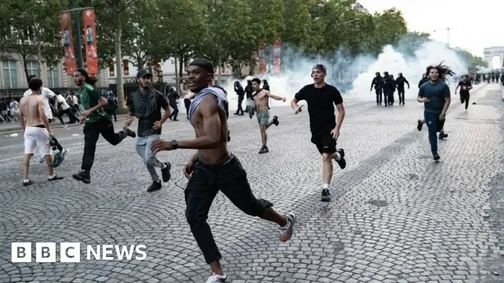 Bengalas encendidas en el centro de París tras la victoria del PSG contra el Arsenal