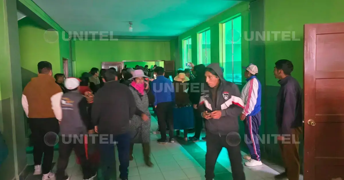 La turba sacó a los tres involucrados de celdas policiales en Viacha