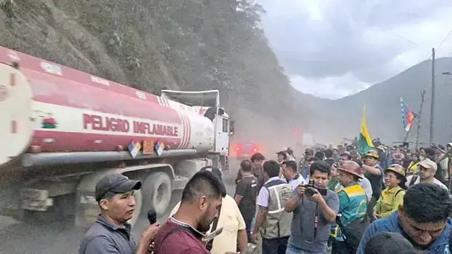 Uno de las vías interrumpidas por los bloqueos de carreteras en El Alto, medida de presión que cumple este domingo 26 días.